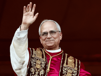 Habemus Papam: Cardeal Robert Francis Prevost é eleito novo papa e adota o nome Leão XIV 1 Novo Papa Leão XIV acenando aos fiéis na Praça de São Pedro,