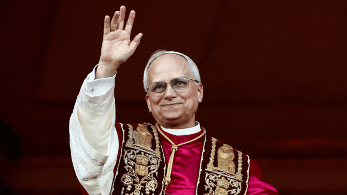Novo Papa Leão XIV acenando aos fiéis na Praça de São Pedro, Novo Papa Leão XIV acenando aos fiéis na Praça de São Pedro,